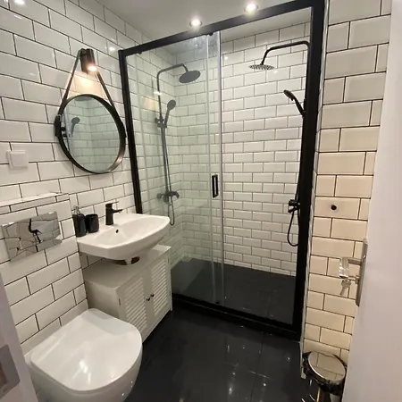 Modern 2 Bedroom In The Heart Of *