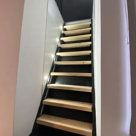 Modern 2 Bedroom In The Heart Of Apartment *