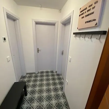 Modern 2 Bedroom In The Heart Of Apartment *